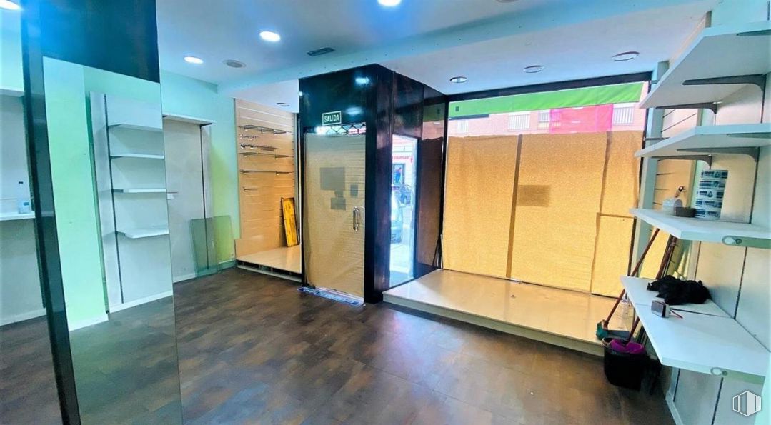 Retail for rent at Zona Palomarejos, Toledo, 45005 with fixture, building, interior design, floor, door, flooring, glass, facade, ceiling and space around