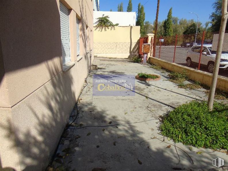 Industrial for sale at Calle Lepanto, Guadalajara, 19004 with car, window, plant, building, tire, road surface, asphalt, sky, tree and urban design around