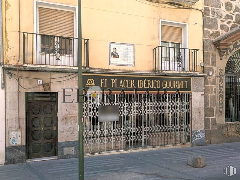 Retail for rent at Calle Corredera Cristo, Talavera de la Reina, Toledo, 45600 with window, fixture, door, facade, wood, building, city, tints and shades, metal and plant around