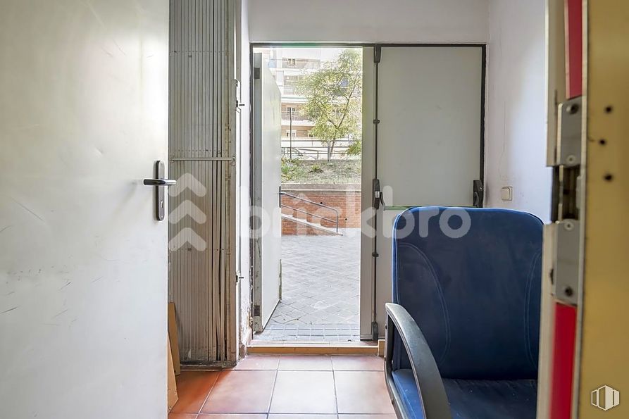 Retail for sale at Calle Juan Francisco Pascual, 2, Hortaleza, Madrid, 28033 with door, fixture, wood, handle, plant, building, flooring, house, home door and glass around