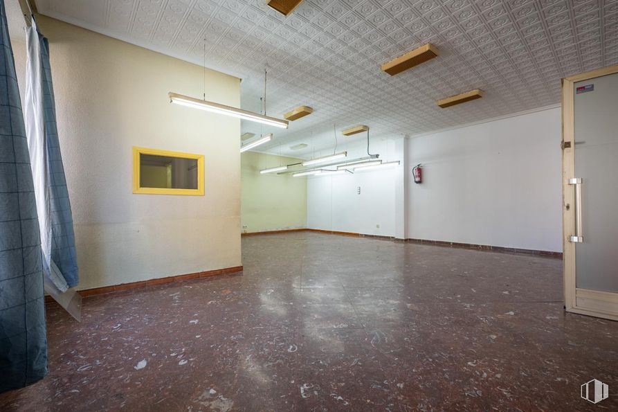 Retail for sale & for rent at Calle Reyes Católicos, Ávila, 05001 with door, light fixture, lighting, wood, hall, flooring, fixture, floor, curtain and building around