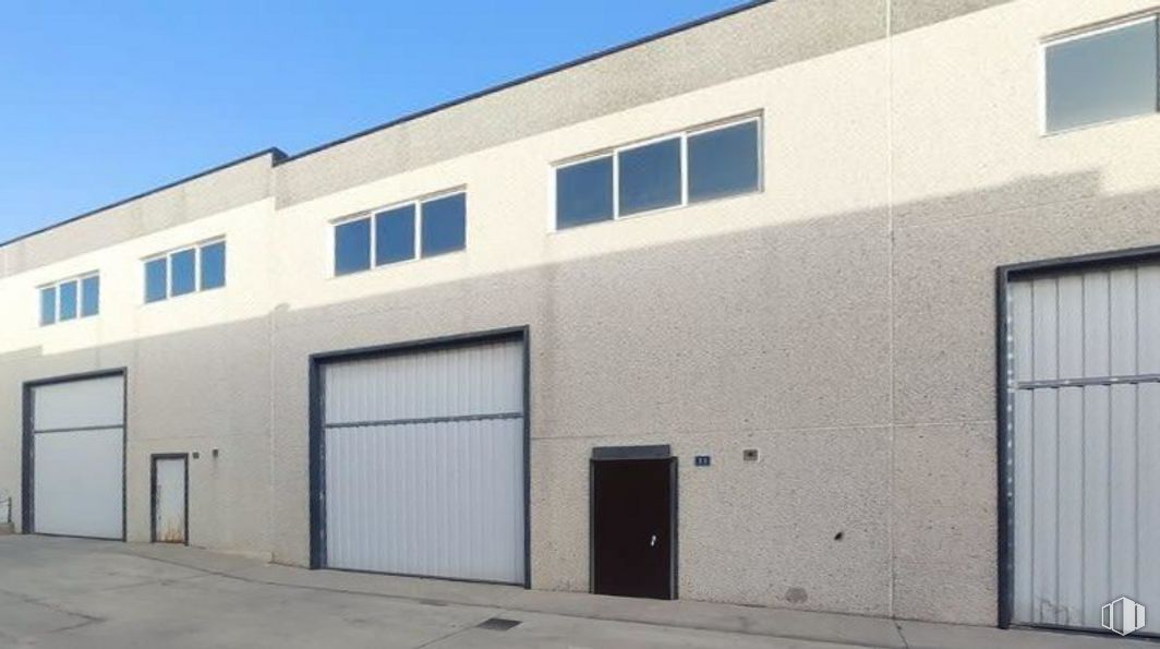 Industrial for sale at Polígono Borreguno Camporrosso, Ciempozuelos, Madrid, 28350 with door, window, sky, fixture, building, asphalt, composite material, facade, shade and commercial building around