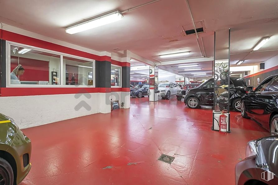 Retail for sale at Calle López Mezquía, 9, Carabanchel, Madrid, 28019 with car, light fixture, lighting, wheel, tire, automotive parking light, motor vehicle, automotive lighting, automotive design and vehicle around