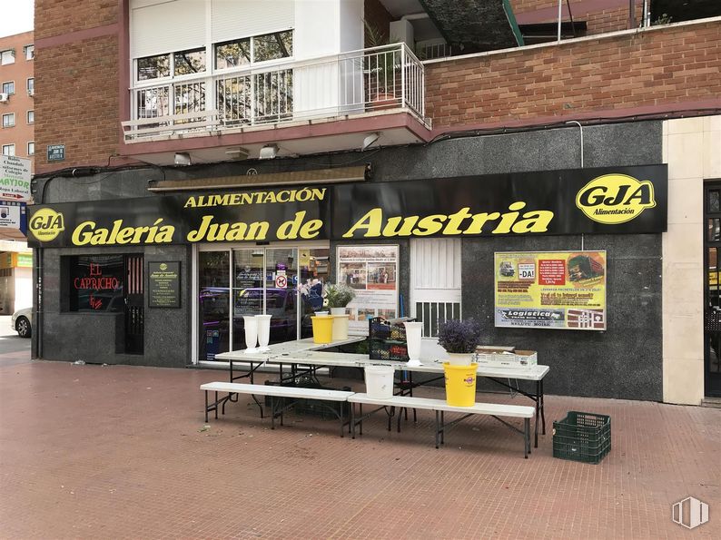 Local en alquiler y venta en Calle Miguel de Moncada, 5, Alcalá de Henares, Madrid, 28804 con mesa, edificio, ventana, fachada, ciudad, superficie de la carretera, puerta, fuente, uso mixto y calle alrededor