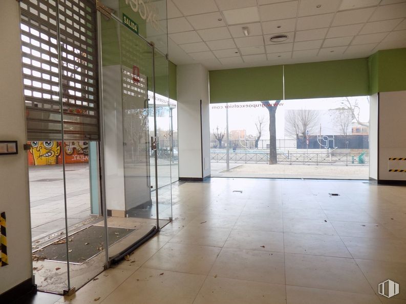 Retail for rent at Plaza Encuentro, 3, Moratalaz, Madrid, 28030 with floor, flooring, composite material, glass, metal, transparency, concrete, shade, tile flooring and building material around