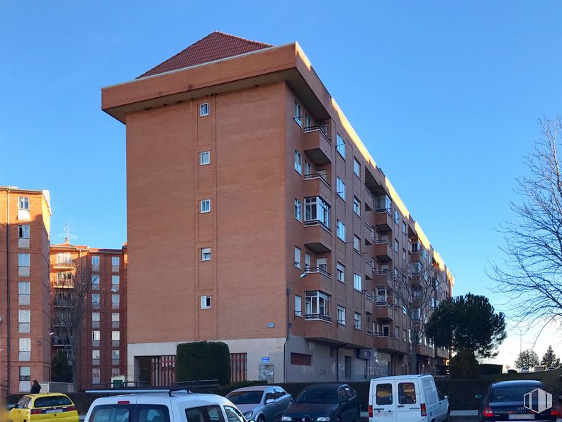 Local en alquiler en Calle Cuenca, 2, Segovia, 40004 con coche, edificio, camioneta, cielo, vehículo terrestre, luz de estacionamiento automotriz, neumático, rueda, vehículo y ventana alrededor