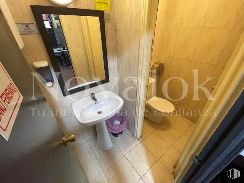 Local en alquiler en Zona Norte - Universidad, Móstoles, Madrid, 28933 con espejo, fregadero, inodoro, accesorios de fontanería, propiedad, grifo, cuarto de baño, lavabo, cortina y madera alrededor