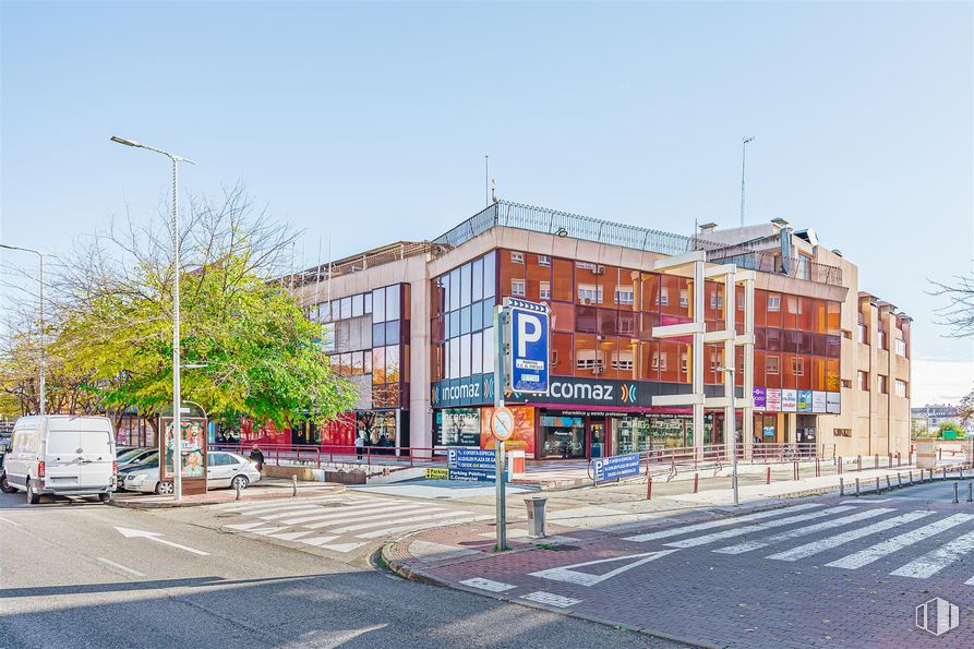 Retail for sale at Avenida Constitución, 90, Torrejón de Ardoz, Madrid, 28850 with street light, sky, building, wheel, road surface, tree, asphalt, urban design, window and tire around