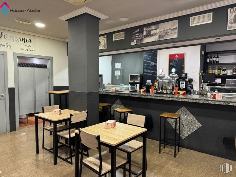 Retail for rent at Casco Histórico de Vallecas, Villa de Vallecas, Madrid, 28031 with stool, chair, kitchen & dining room table, furniture, table, interior design, restaurant, ceiling, cafeteria and countertop around