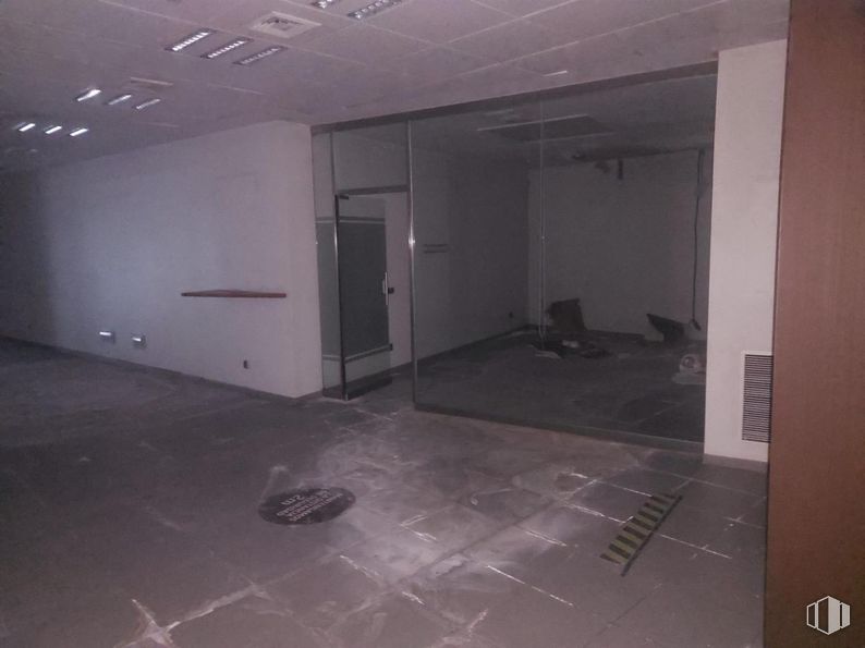 Retail for rent at Calle Mayor, 12, Algete, Madrid, 28110 with flooring, floor, ceiling, hall, silver, transparency, tile flooring, daylighting, light fixture and tile around