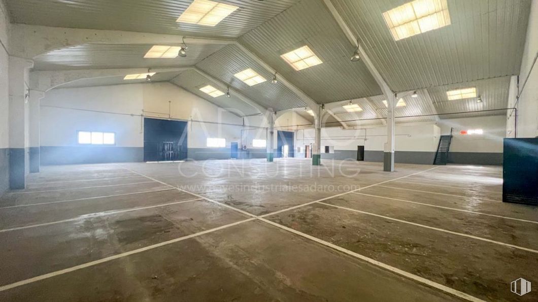 Nave en venta en Zona industrial, Alcorcón, Madrid, 28922 con alumbrado, edificio, pabellón, hall, suelos, sombra, aparcamiento, techo, deportes y recinto deportivo alrededor