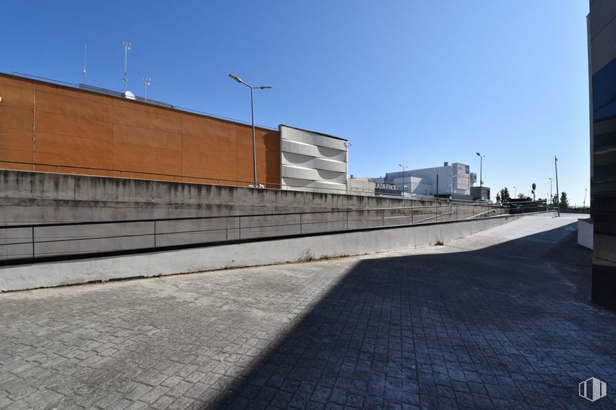 Oficina en venta en Calle Poeta José Hierro, 1, Pinto, Madrid, 28320 con cielo, luz de la calle, edificio, asfalto, superficie de la carretera, alquitrán, diseño urbano, acera, carretera y material compuesto alrededor