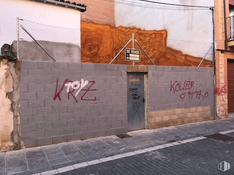 Land for sale at Calle Tomás Camarillo, 6, Guadalajara, 19005 with door, road surface, wood, asphalt, brickwork, paint, graffiti, font, brick and art around