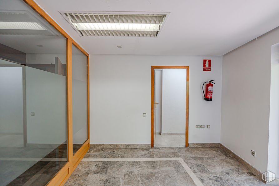 Local en venta en Ronda de Segovia, Arganzuela, Madrid, 28005 con puerta, accesorio, edificio, madera, suelos, suelo, pintura, asa, puerta de casa y material compuesto alrededor