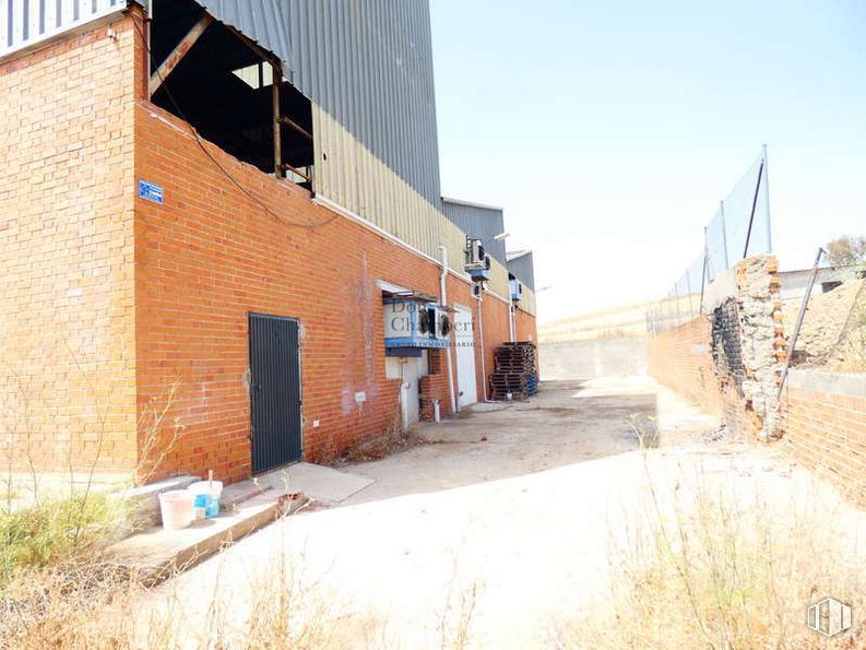 Industrial for sale at Carretera CM-5007, Valmojado, Toledo, 45940 with door, house, sky, building, property, window, plant, road surface, asphalt and neighbourhood around