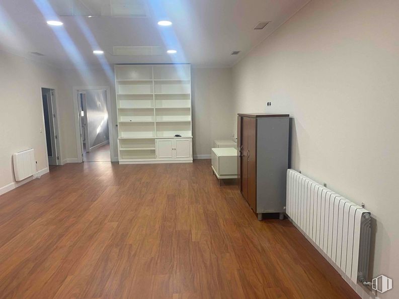 Industrial for sale at Zona Torrejón, Torrejón de Ardoz, Madrid, 28850 with bookcase, flooring, floor, wood, ceiling, interior design, wood flooring, hardwood, wood stain and laminate flooring around