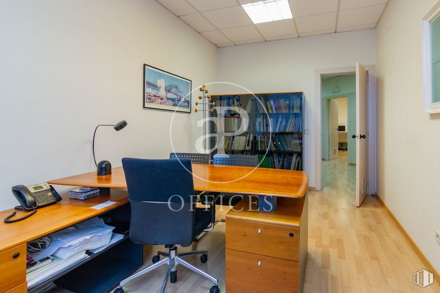 Oficina en venta en Calle Valentín Beato, San Blas - Canillejas, Madrid, 28053 con silla, alumbrado, marco, mesa, escritorio, mueble, edificio, madera, cajón y suelos alrededor