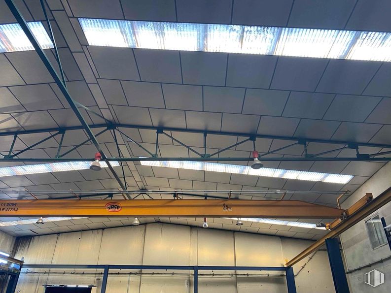 Industrial for sale at Zona industrial, Alcalá de Henares, Madrid, 28808 with light fixture, ceiling, beam, metal, building material, engineering, pipe, hall, daylighting and steel around