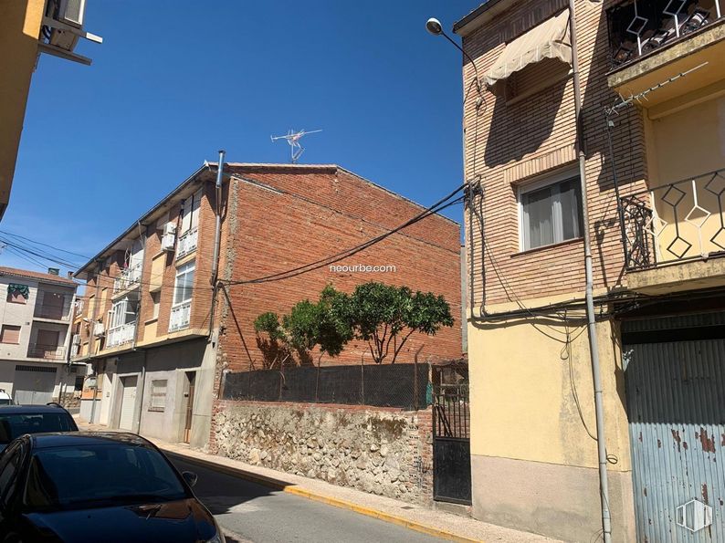 Land for sale at Calle Almanzor, Candeleda, Ávila, 05480 with car, window, building, sky, property, light, azure, automotive lighting, architecture and vehicle around