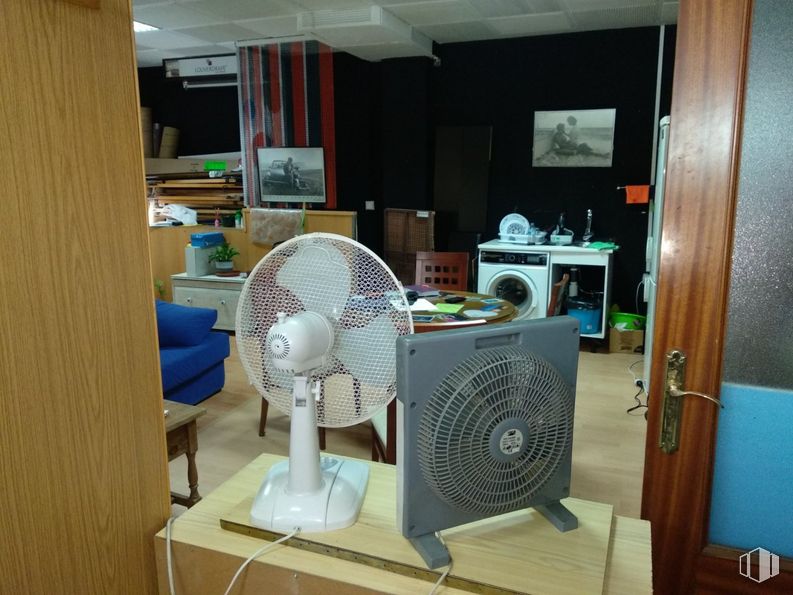 Local en venta en Zona Centro, Leganés, Madrid, 28912 con ventilador mecánico, mesa, mueble, diseño de interiores, ventilador eléctrico, equipo de audio, computadora de escritorio, escritorio, tecnología y escritorio para computadora alrededor