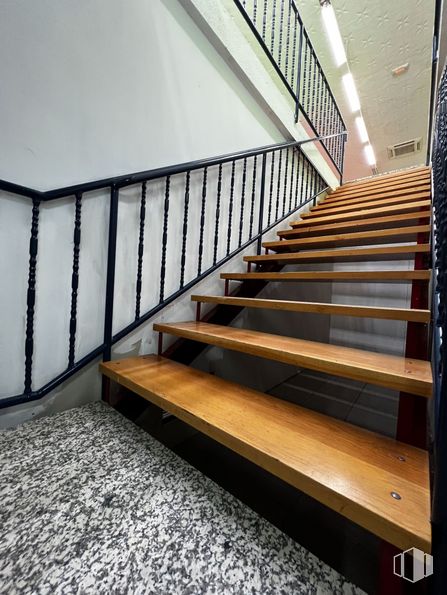 Retail for rent at Casco urbano, Arganda del Rey, Madrid, 28500 with stairs, fixture, wood, interior design, floor, flooring, house, material property, hardwood and wood stain around