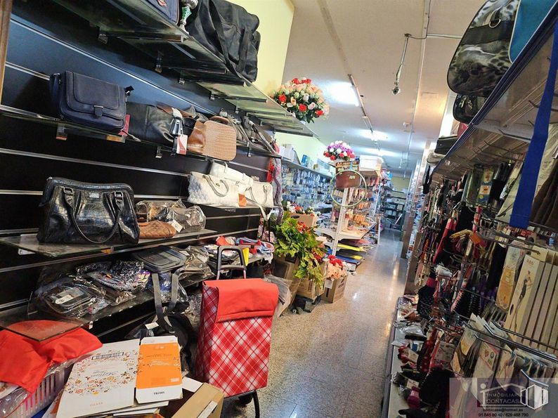 Retail for rent at Calle Magdalena, Colmenar Viejo, Madrid, 28770 with handbag, bag, luggage & bags, furniture, shelf, building, customer, retail, shelving and service around