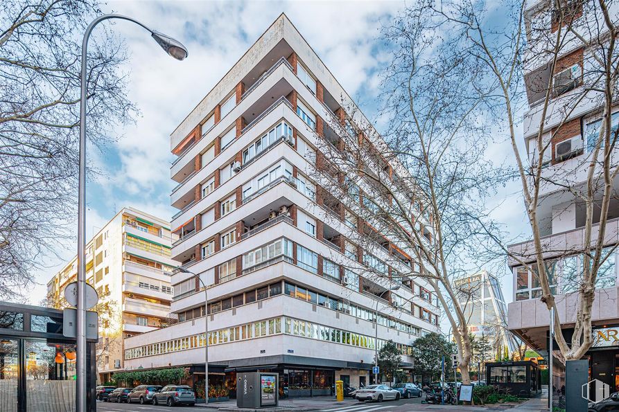 Oficina en alquiler en Calle Doctor Fleming, 51, Chamartín, Madrid, 28036 con edificio, nube, cielo, durante el día, bloque de pisos, planta, árbol, luz de la calle, condominio y ventana alrededor