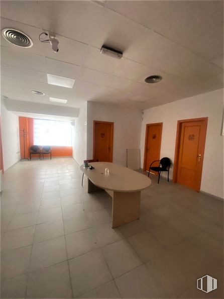 Office for sale & for rent at Polígono Aída, Azuqueca de Henares, Guadalajara, 19200 with table, door, chair, property, wood, interior design, flooring, floor, building and hall around