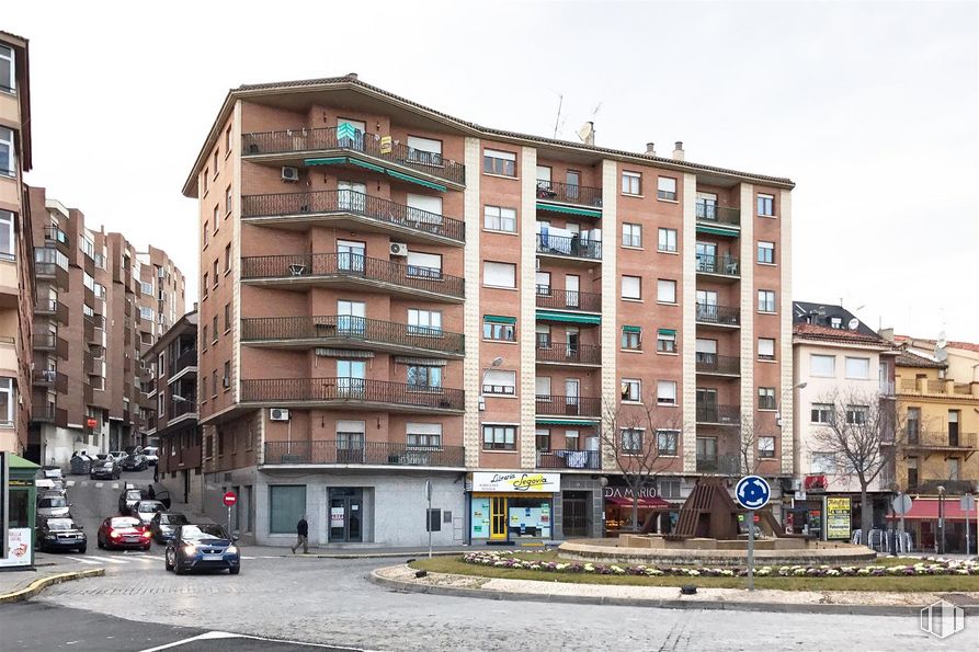 Retail for rent at Plaza Universidad, 6, Segovia, 40005 with building, window, sky, car, wheel, vehicle, plant, urban design, neighbourhood and condominium around