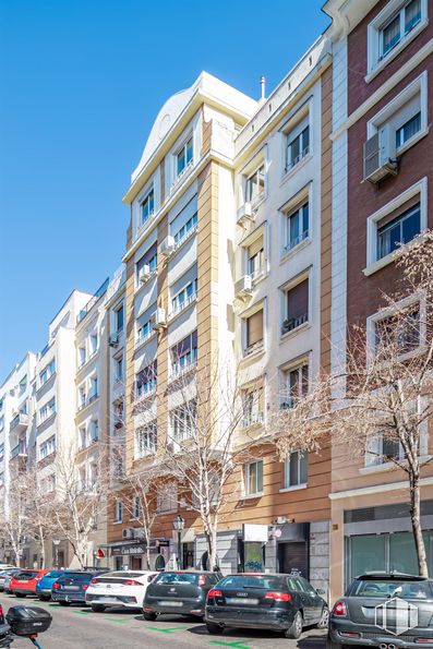 Local en alquiler en Barrio Salamanca, Salamanca, Madrid, 28006 con coche, ventana, rueda, neumático, vehículo terrestre, edificio, cielo, durante el día, propiedad y vehículo alrededor