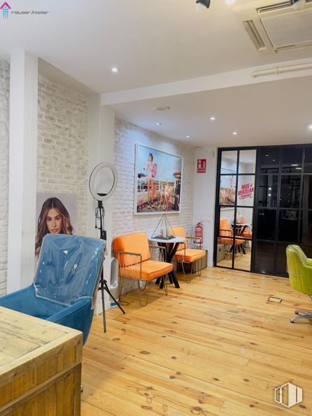 Retail for rent at Zona Chueca - Justicia, Centro, Madrid, 28004 with chair, table, person, furniture, interior design, flooring, floor, lighting, wood flooring and ceiling around