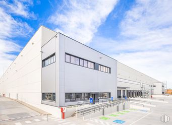 Industrial for rent at Faurecia, Fase II, Calle Resina, 16, Villaverde, Madrid, 28021 with building, cloud, sky, urban design, facade, commercial building, city, composite material, engineering and mixed-use around