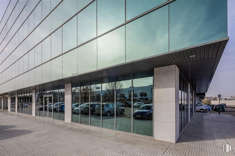 Local en alquiler en Edificio Europa I, Avenida Fuencarral, 24, Alcobendas, Madrid, 28108 con coche, edificio comercial, sede, vehículo de lujo, sede social, aparcamiento, aparcamiento, coche ejecutivo, coche subcompacto y empresa alrededor