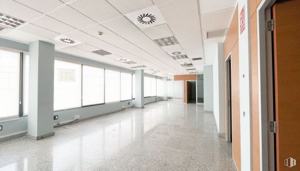 Oficina en venta en Edificio Apolo, Calle Pollensa, 2, Las Rozas de Madrid, Madrid, 28230 con ventana, accesorio, hall, suelo, edificio, suelos, techo, vidrio, evento y aluminio alrededor