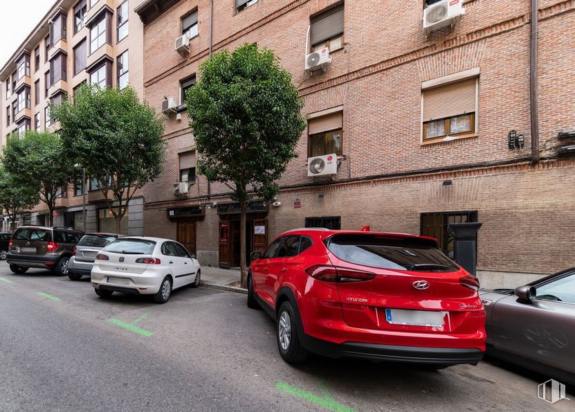 Retail for sale at Zona Pacífico, Retiro, Madrid, 28007 with car, window, tire, wheel, building, land vehicle, vehicle, vehicle registration plate, infrastructure and automotive lighting around