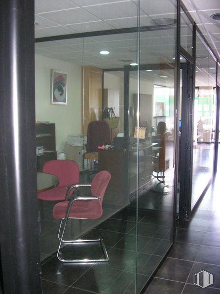 Retail for rent at Zona centro, Valdilecha, Madrid, 28511 with chair, mirror, fixture, interior design, building, floor, flooring, door, glass and ceiling around