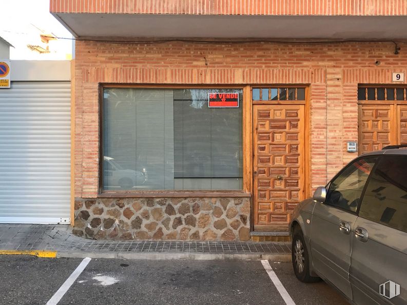 Office for sale & for rent at Plaza España, 9, Alameda de la Sagra, Toledo, 45240 with car, tire, door, window, automotive parking light, wheel, property, vehicle, garage door and road surface around