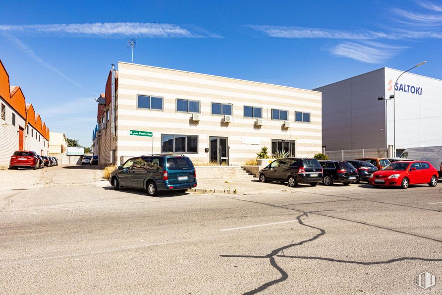 Industrial for sale at Calle Puerto Navafría, Móstoles, Madrid, 28935 with car, building, van, automotive parking light, sky, wheel, tire, property, vehicle and cloud around