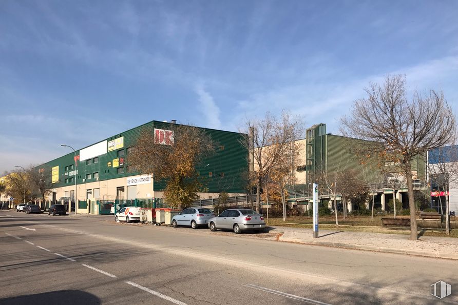 Industrial for rent at Calle Laguna del Marquesado, 24, Villaverde, Madrid, 28021 with car, building, sky, cloud, street light, wheel, road surface, asphalt, tree and thoroughfare around