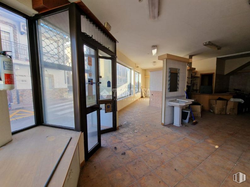 Local en venta en Zona Centro, Pinto, Madrid, 28320 con mesa, marco, madera, interiorismo, suelo, suelos, edificio, puerta, madera dura y techo alrededor