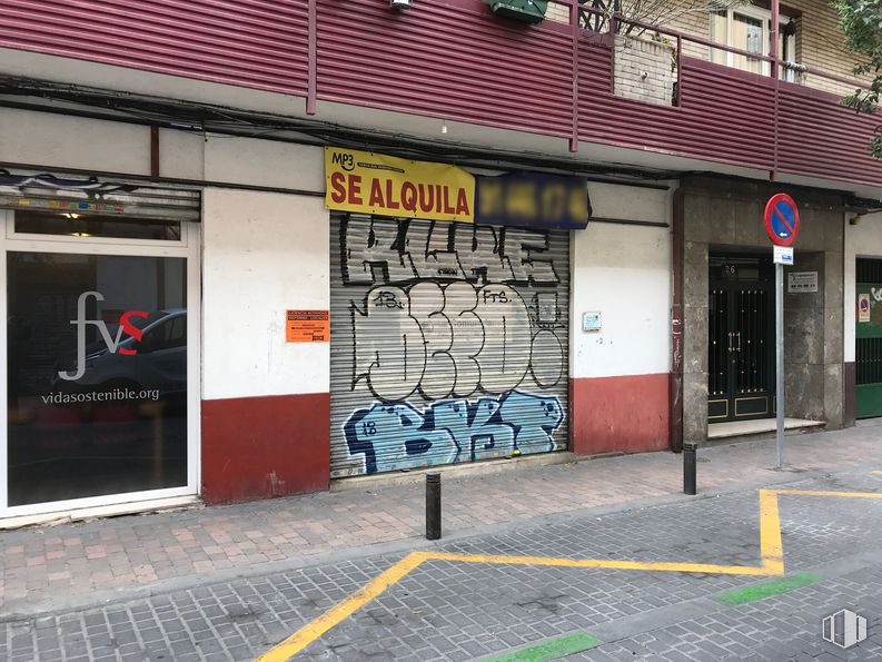 Retail for rent at Calle Artistas, 26, Tetuán, Madrid, 28020 with door, building, property, road surface, fixture, architecture, asphalt, sidewalk, art and brickwork around