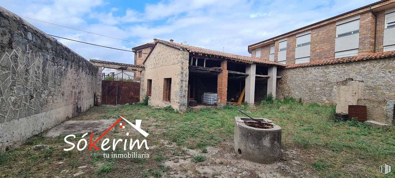 Industrial for sale at Centro urbano, Sotillo de la Adrada, Ávila, 05420 with house, container, window, sky, cloud, building, land lot, wood, biome and plant around