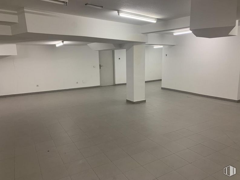 Retail for sale at Plaza Sierra de Ayllón, Villa de Vallecas, Madrid, 28031 with light fixture, lighting, door, flooring, floor, building, glass, ceiling, parking and hall around