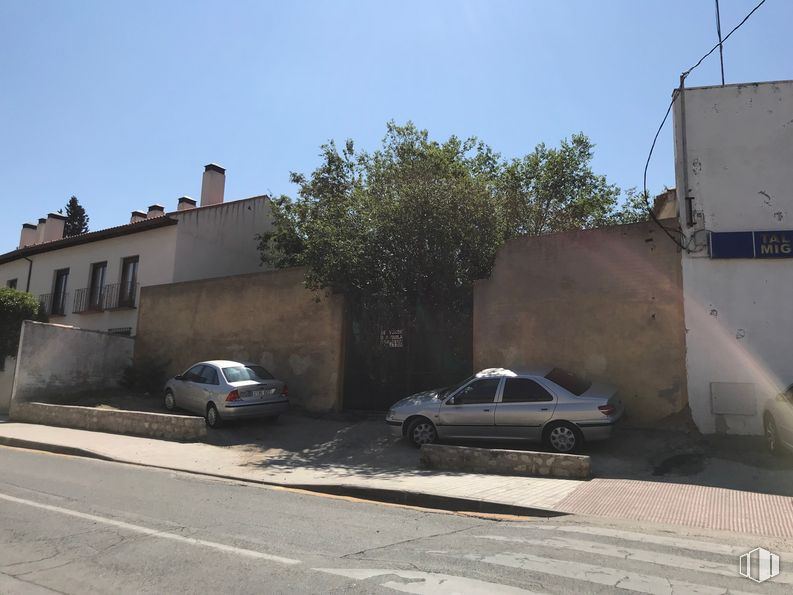 Suelo en venta en Ronda del Mediodía, 18, Chinchón, Madrid, 28370 con coche, vehículo terrestre, cielo, rueda, vehículo, neumático, planta, ventana, superficie de carretera y asfalto alrededor