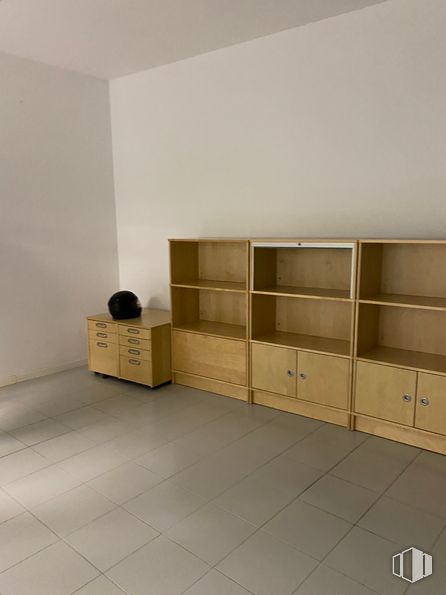 Retail for sale at Calle Juan Bravo, 6, Segovia, 40001 with bookcase, chest of drawers, shelving, flooring, wood, floor, furniture, shelf, cupboard and hardwood around