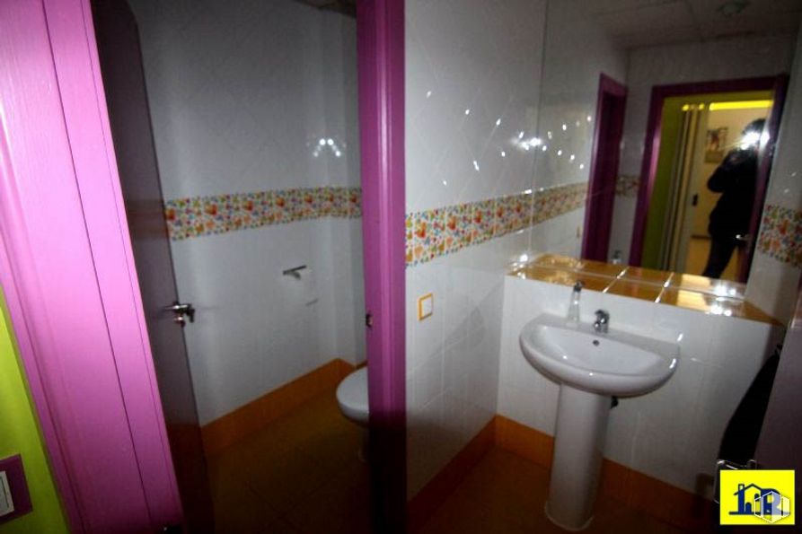 Retail for sale & for rent at Calle Joaquín Rojas, Cuenca, 16001 with sink, mirror, tap, property, plumbing fixture, building, purple, bathroom, fixture and bathroom sink around