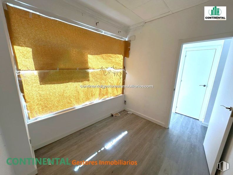 Local en alquiler en Calle Alegría, Collado Villalba, Madrid, 28400 con puerta, accesorio, ventana, madera, edificio, interiorismo, suelos, suelo, sombra y tinte para madera alrededor