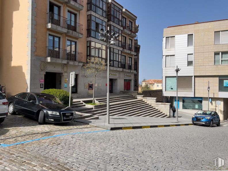 Oficina en alquiler y venta en Plaza Claudio Sánchez Albornoz, Ávila, 05001 con coche, edificio, rueda, neumático, vehículo terrestre, vehículo, propiedad, ventana, superficie de la carretera y cielo alrededor