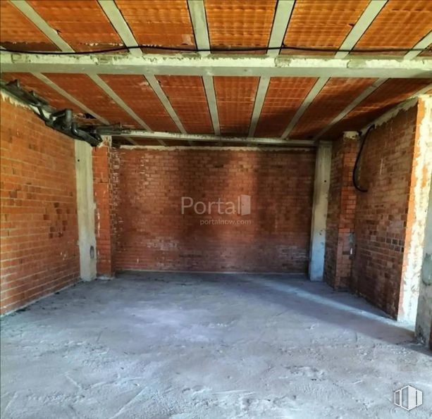 Retail for sale at Calle Rigoberta Menchú, Cuéllar, Segovia, 40200 with wood, floor, brickwork, flooring, brick, beam, building material, ceiling, wood stain and hall around