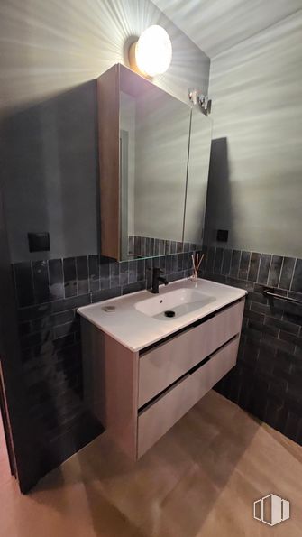 Oficina en alquiler en Calle Orense, 26, Tetuán, Madrid, 28020 con mueble de baño, alumbrado, ebanistería, suelos, suelo, interiorismo, espejo, lavabo, accesorios de fontanería y azulejo alrededor